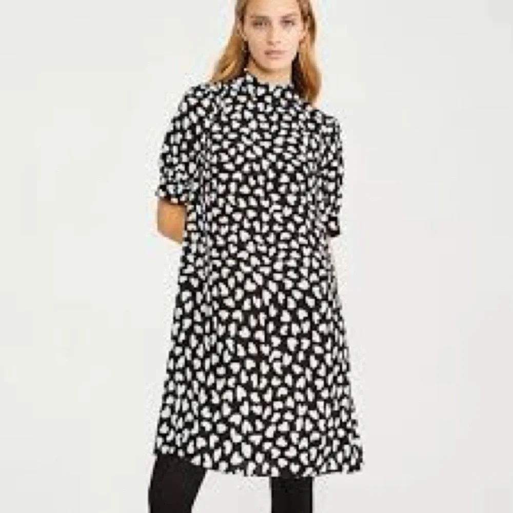 ANN TAYLOR Heart Mock Neck Shift Dress Black White Sz M Short Sleeve Work Party
